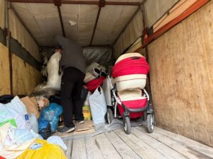 Дніпро збирає теплі речі для евакуйованих і військових