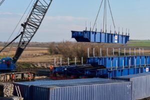 На Дніпропетровщині зводять тимчасовий «японський міст»