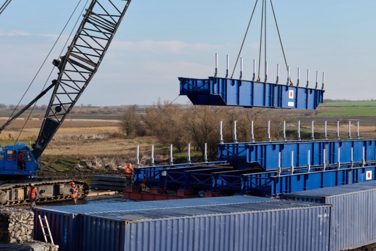 На Дніпропетровщині зводять тимчасовий «японський міст»
