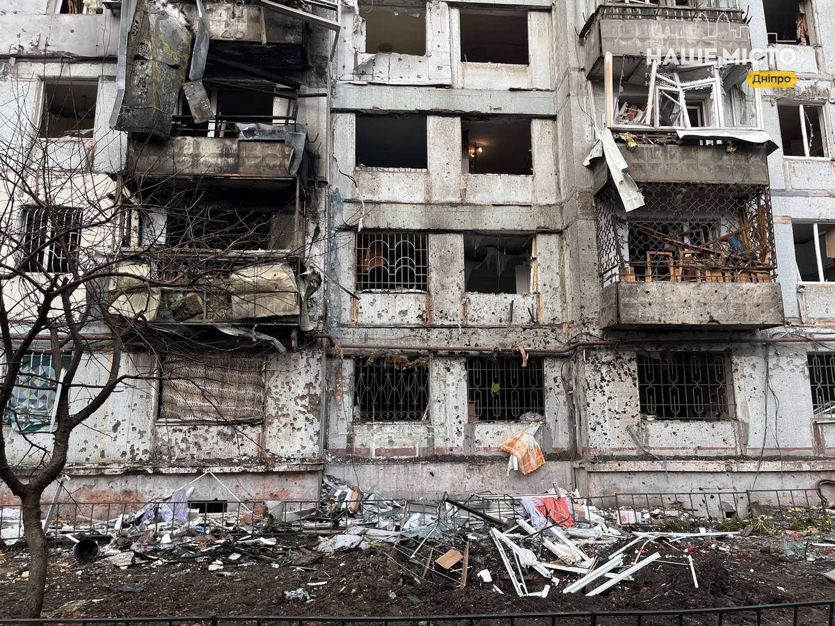 Наслідки нічної атаки у Дніпрі: зруйновані будівлі та автівки