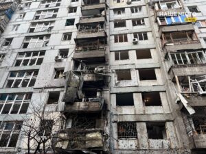 Наслідки нічного обстрілу у Дніпрі: житлові будинки пошкоджено