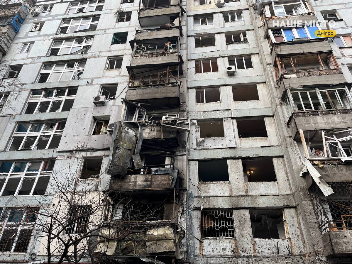 Наслідки нічного обстрілу у Дніпрі: житлові будинки пошкоджено