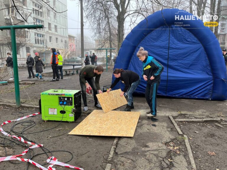 У Дніпрі відновлюють пошкоджені внаслідок обстрілу будинки