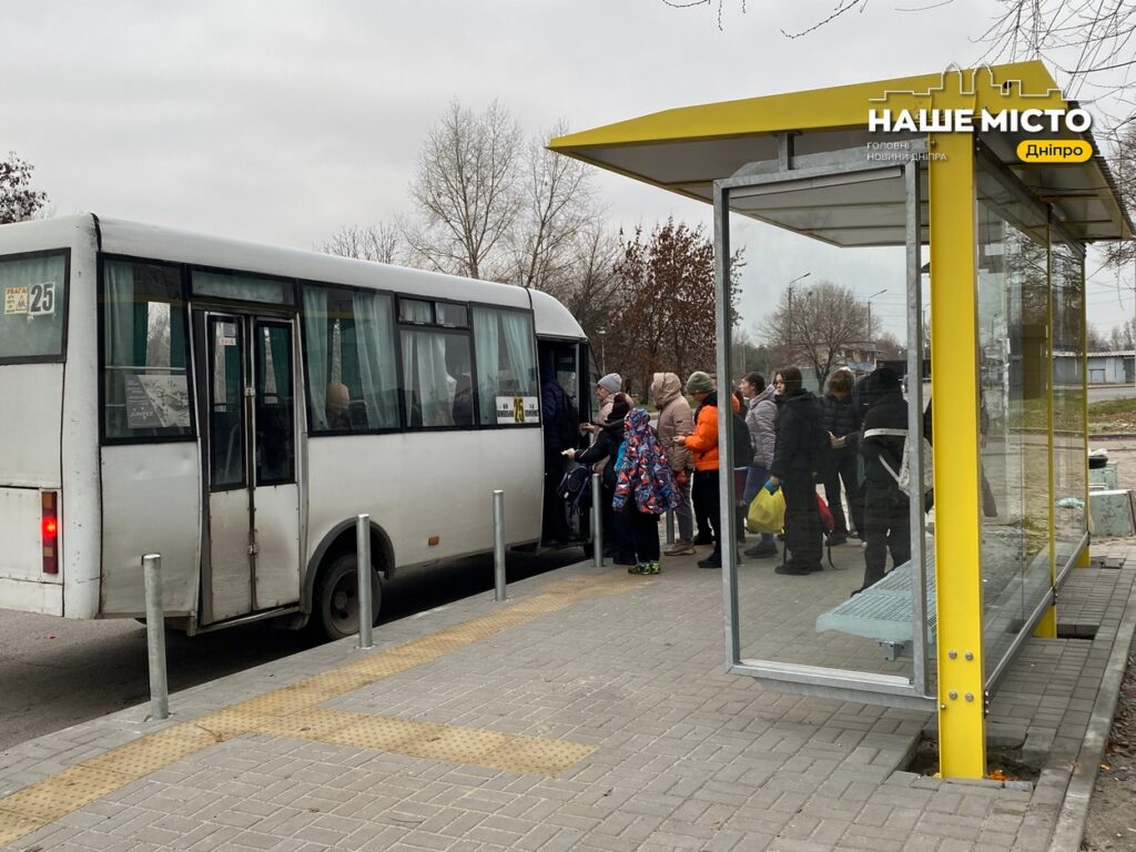 В Дніпрі відкрили нову інклюзивну зупинку