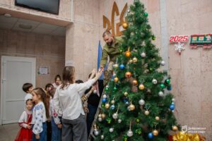Діти Дніпра прикрашають головну ялинку міста унікальними іграшками