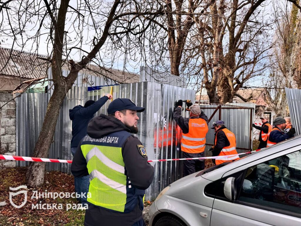 У Дніпрі демонтували незаконну огорожу на Зоопарковій