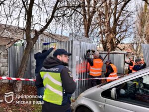 У Дніпрі демонтували незаконну огорожу на Зоопарковій