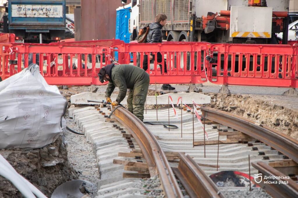 Дніпро модернізує трамвайні колії: завершальний етап ремонту