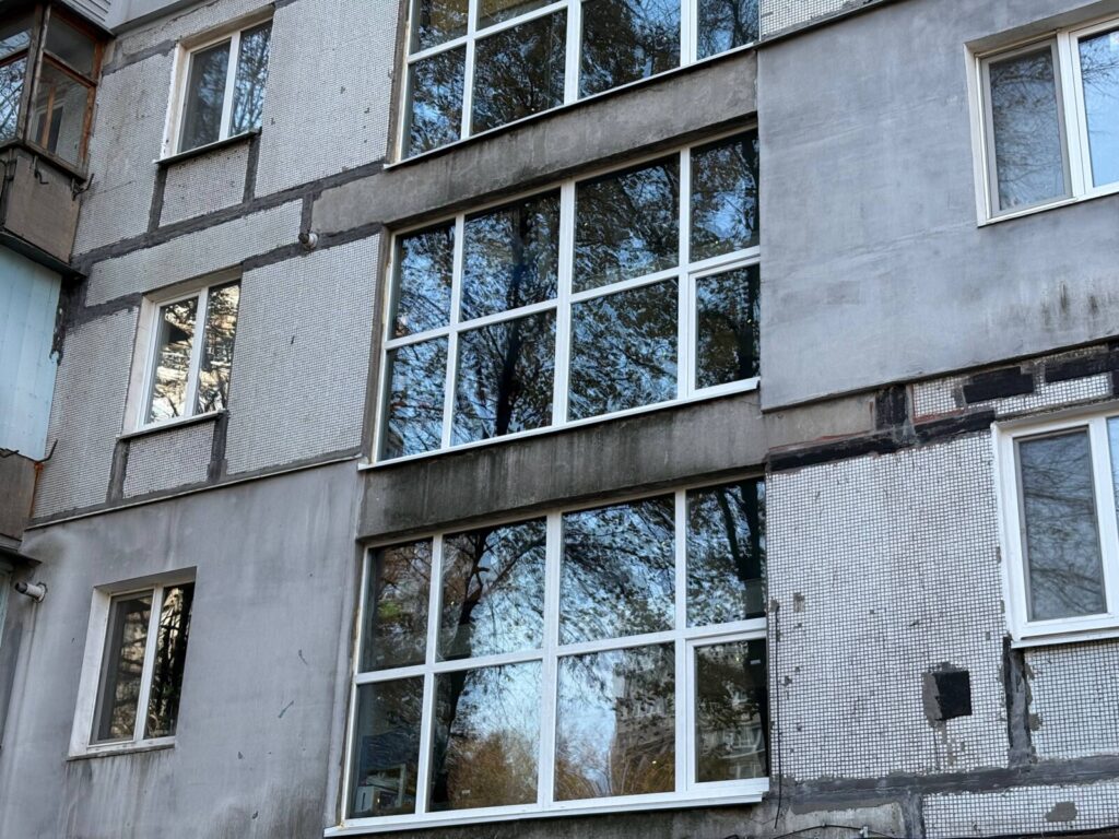 Відновлення пошкоджених будинків у Дніпрі після обстрілів