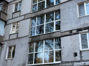 Відновлення пошкоджених будинків у Дніпрі після обстрілів