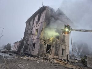 У Кам’янському ракетна атака пошкодила залізничний вокзал