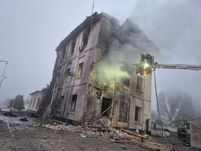 У Кам’янському ракетна атака пошкодила залізничний вокзал