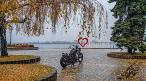 Металевий мотоцикл на Фестивальному причалі: символ байкерської культури Дніпра