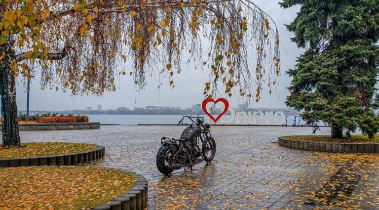 Металевий мотоцикл на Фестивальному причалі: символ байкерської культури Дніпра