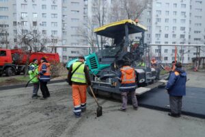 Відновлення двору після обстрілу у Дніпрі