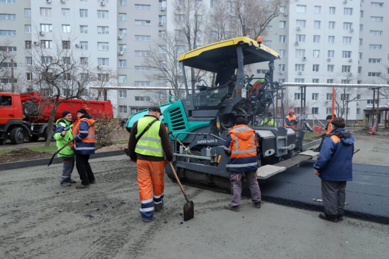 Відновлення двору після обстрілу у Дніпрі