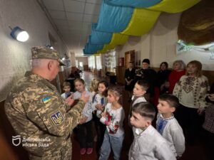 Малеча Дніпра творила подарунки для захисників