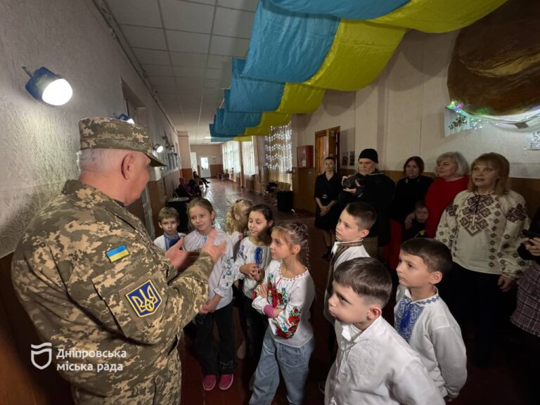 Малеча Дніпра творила подарунки для захисників