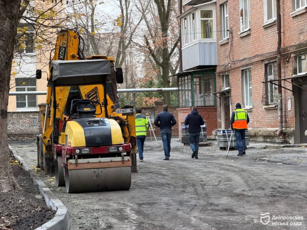 У Дніпрі активно ремонтують двори та перевіряють укриття