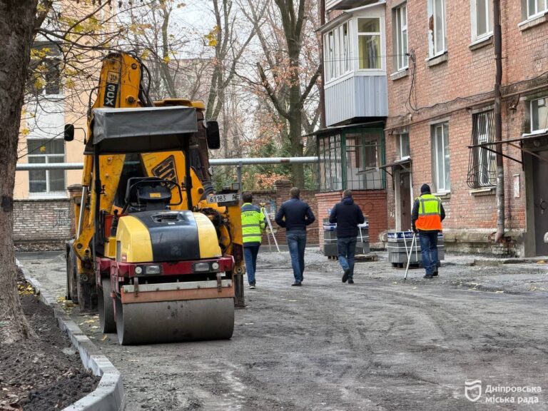 У Дніпрі активно ремонтують двори та перевіряють укриття