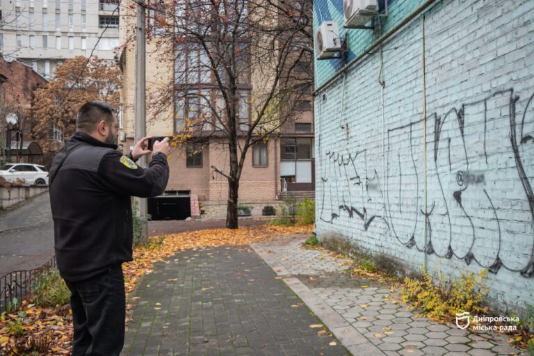 Незаконне графіті на фасадах у Дніпрі: підприємців штрафують