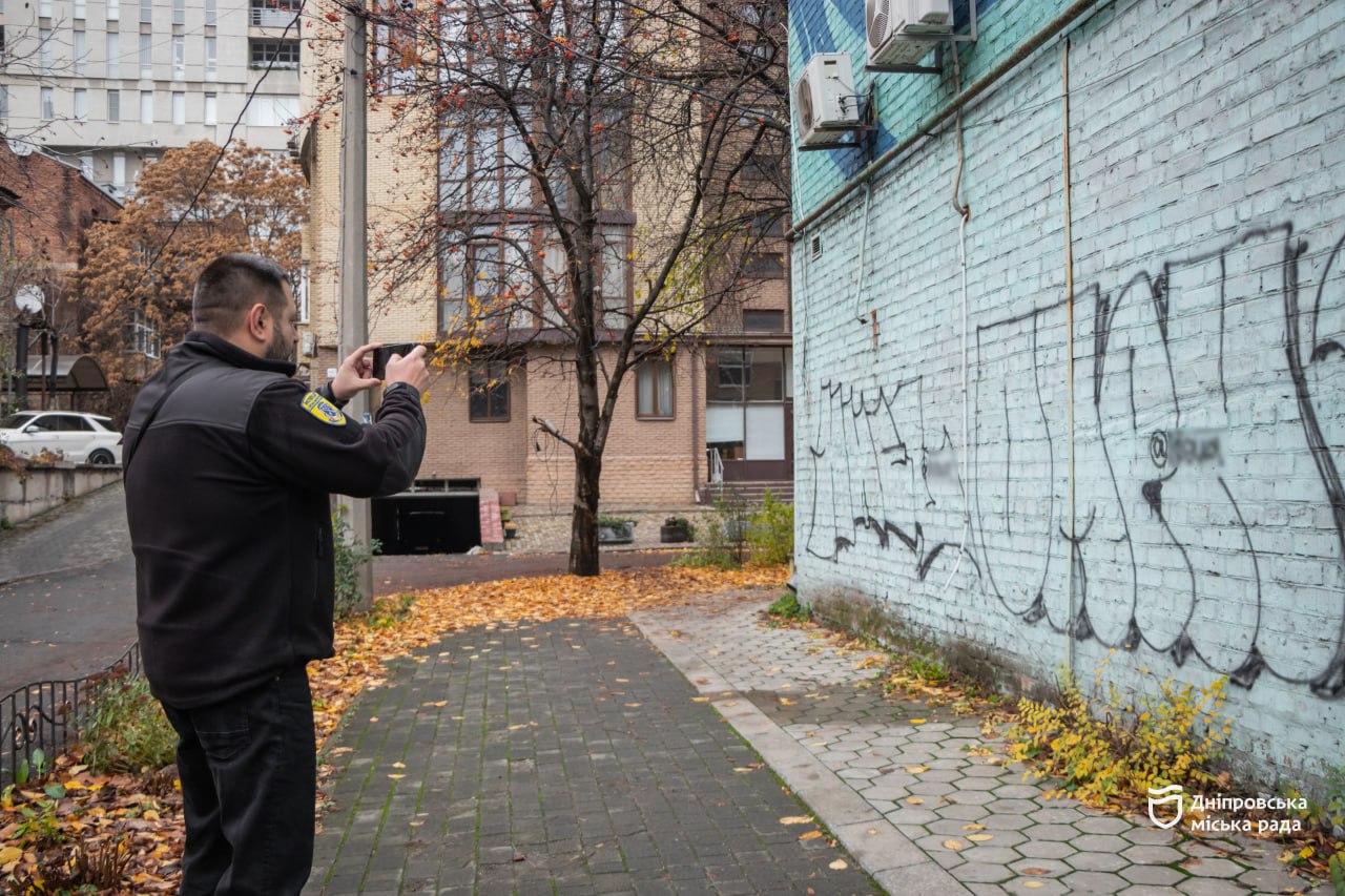 Незаконне графіті на фасадах у Дніпрі: підприємців штрафують