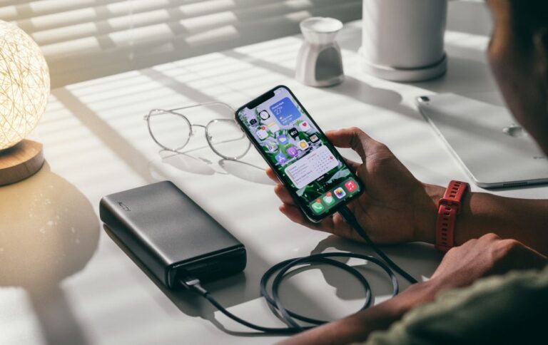 Чому не варто заряджати деякі пристрої від павербанка