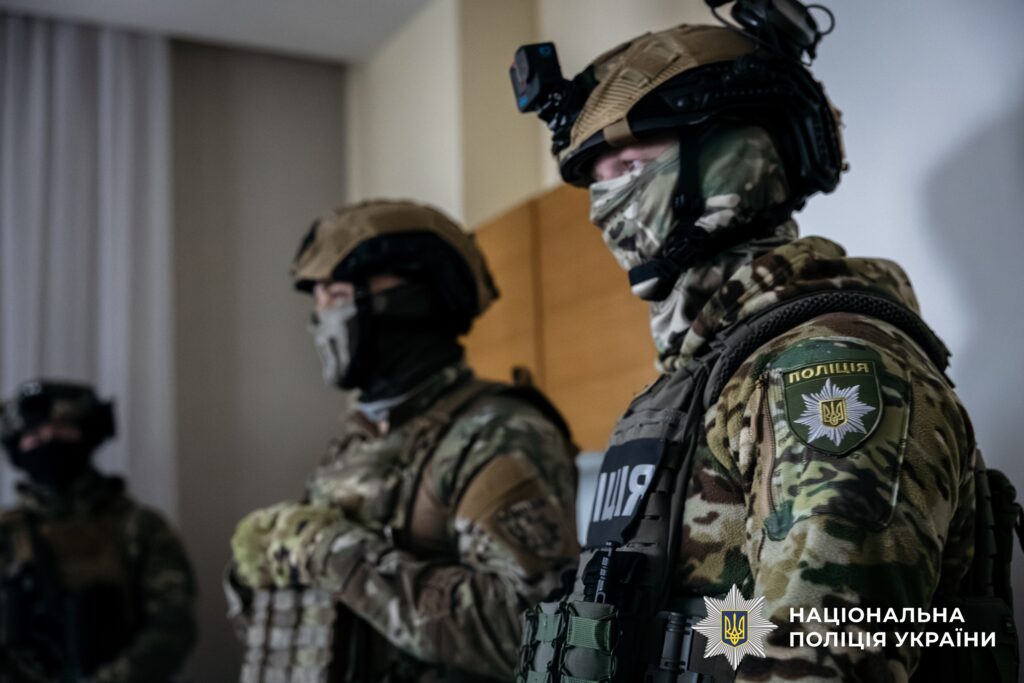 Організували масштабну шахрайську фінансову біржу: слідчі поліції повідомили про підозру учасникам організованої злочинної групи