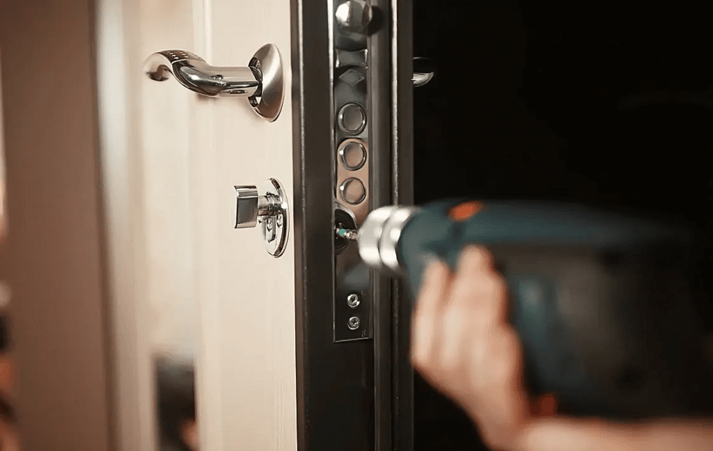 Чи може орендар замінити замки у квартирі?