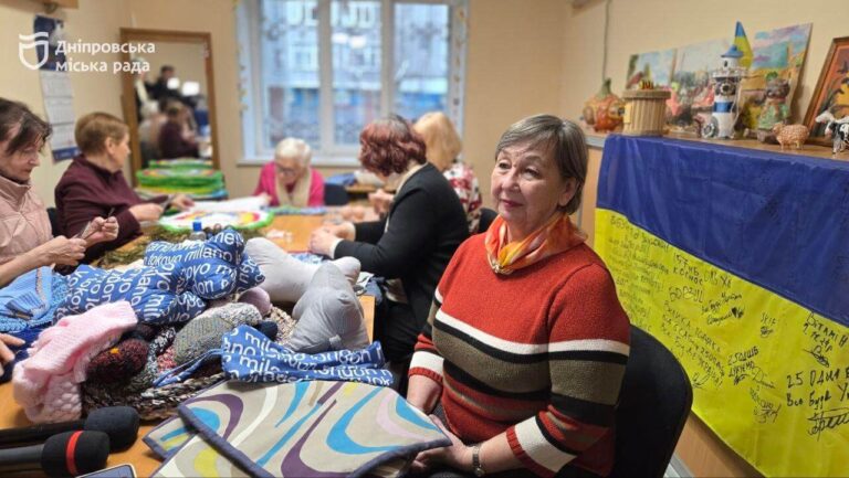 Дніпрянки у віці підтримують ЗСУ: волонтерки передали понад 12 000 одиниць одягу