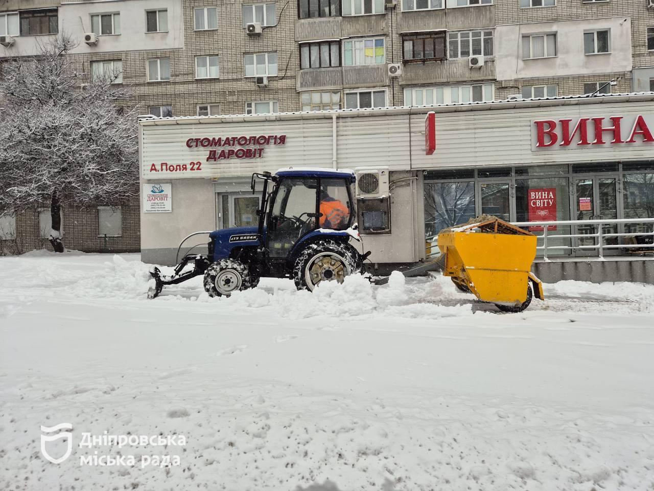 Нічне прибирання снігу в Дніпрі: робота комунальних служб