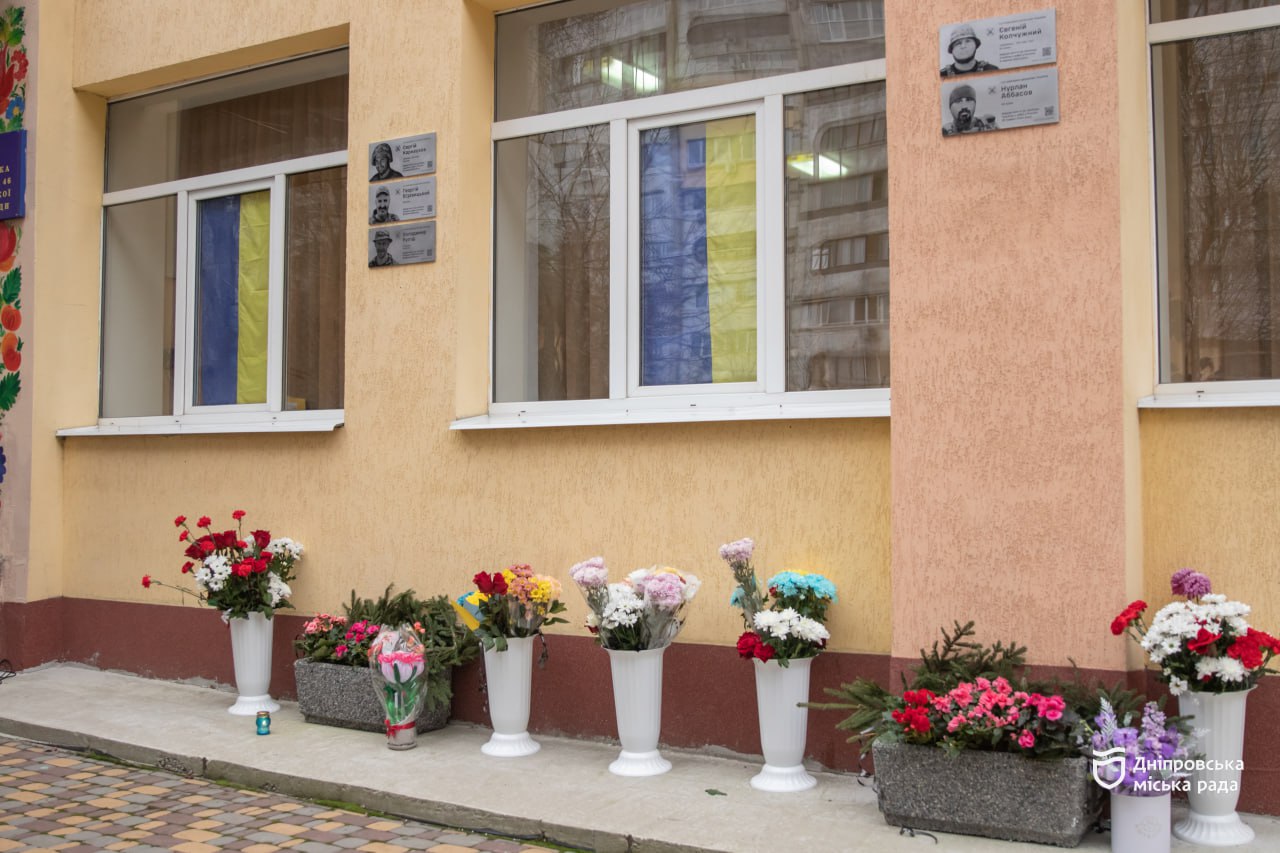 У Дніпрі вшанували пам'ять випускників-героїв меморіальними дошками