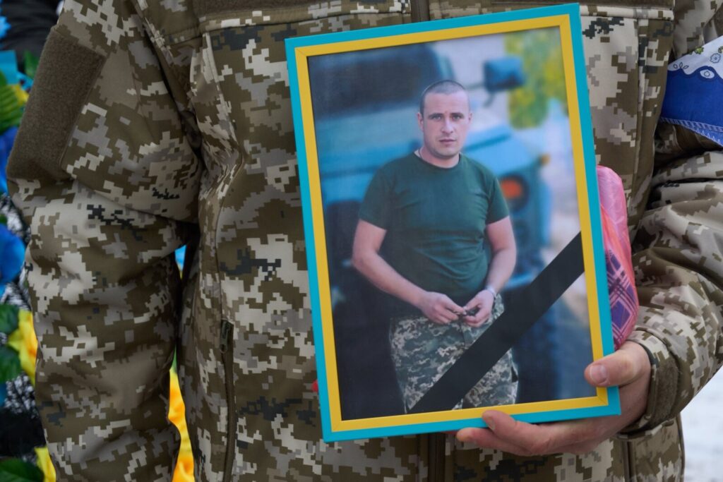 Нікополь попрощався з героєм: прощання з Олександром Болюбашем