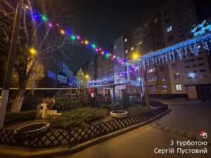 У Дніпрі двір перетворили на новорічну казку