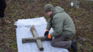 Столітній хрест виявили у Петриківській громаді