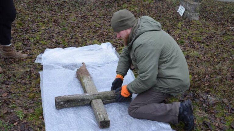 Столітній хрест виявили у Петриківській громаді