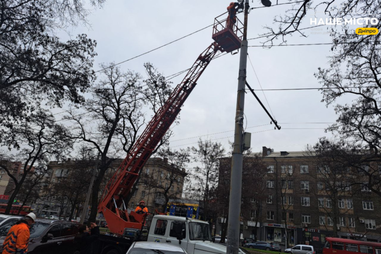 У Дніпрі оновлюють вуличне освітлення на проспекті Лесі Українки