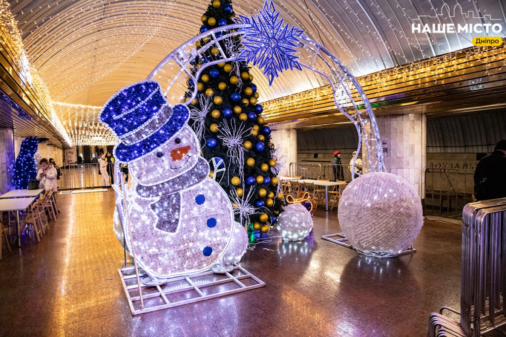 У центрі Дніпра засяяла новорічна ялинка
