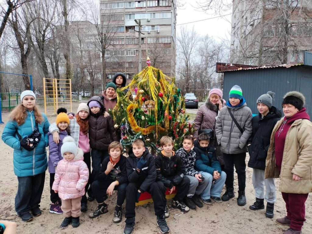 Новорічна ініціатива: у дворах Дніпра розставили ялинки