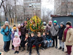 Новорічна ініціатива: у дворах Дніпра розставили ялинки