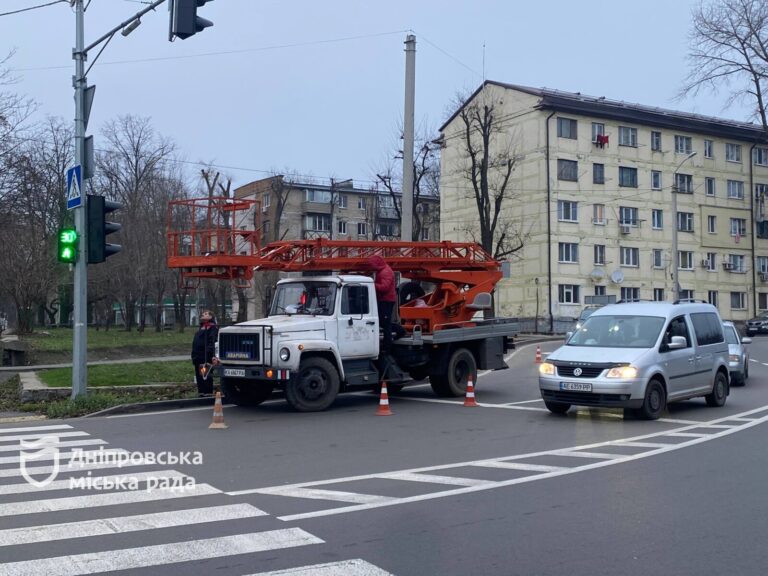 У Дніпрі встановлюють LED-повторювачі на світлофорах