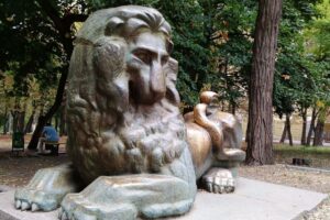 Бронзовий лев у парку Шевченка Дніпра: історія та символіка
