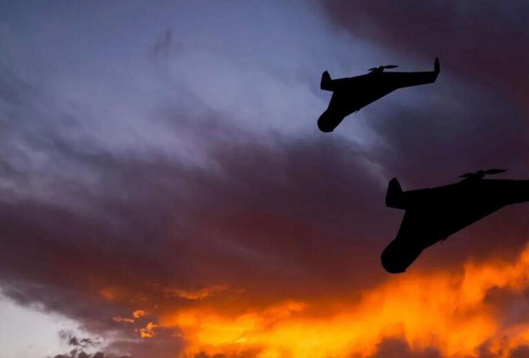 Дніпро атакують безпілотники: лунають вибухи