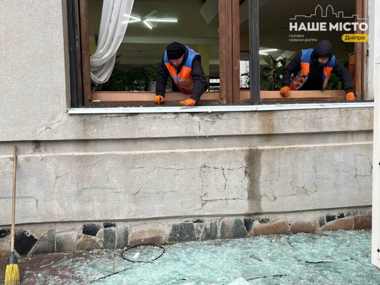 У Дніпрі через обстріл пошкоджено багатоповерхівки та інфраструктуру