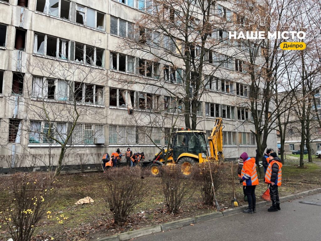 Дніпро відновлюється після ракетної атаки: роботи не припиняються