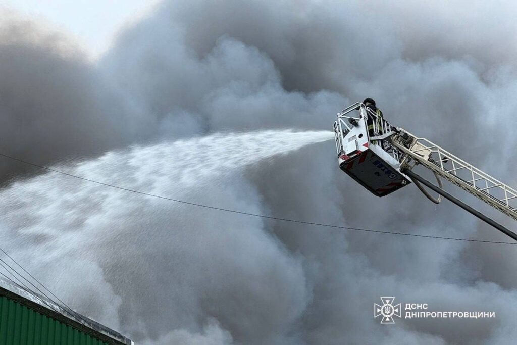 У Дніпрі згоріли склади з медзасобами та шинами