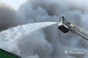 У Дніпрі згоріли склади з медзасобами та шинами