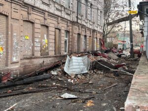 Нічний удар по Дніпру: пошкоджено адмінбудівлю і житлові будинки