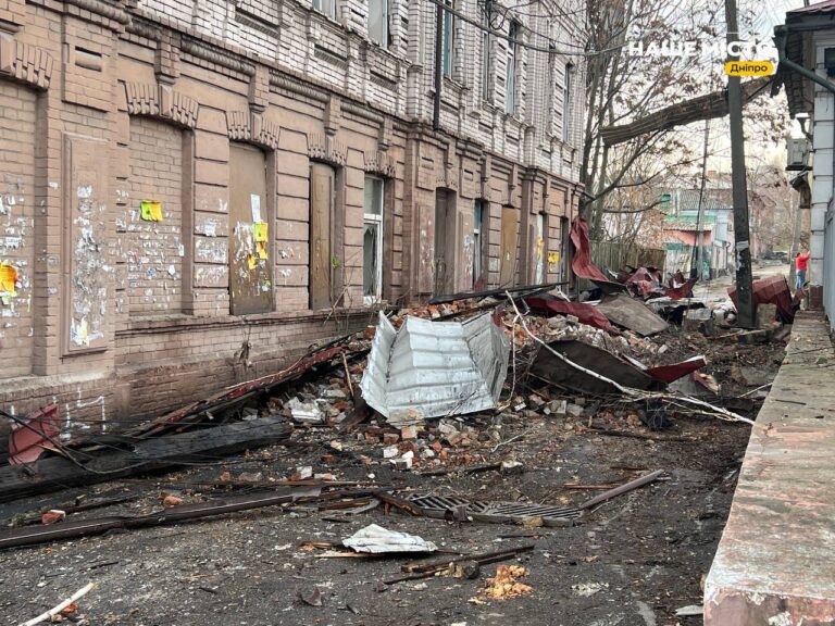 Нічний удар по Дніпру: пошкоджено адмінбудівлю і житлові будинки