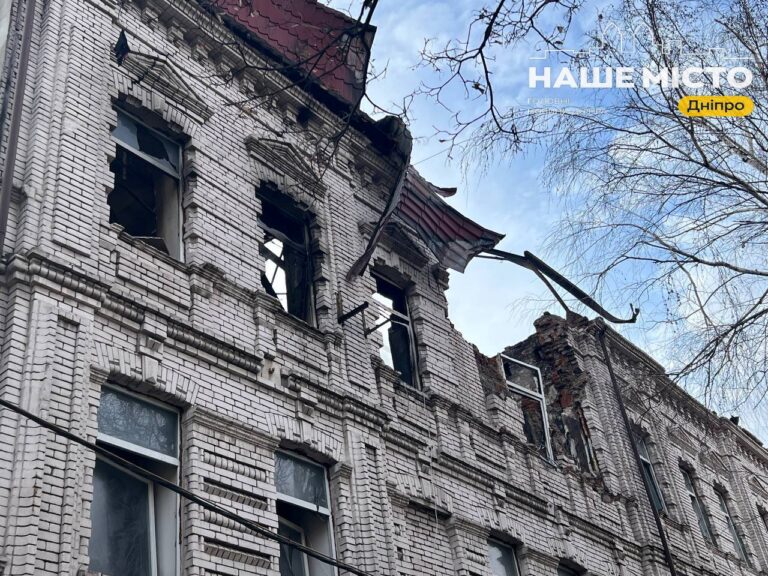 Дніпро постраждав від удару дронів: пошкоджено будівлі та авто